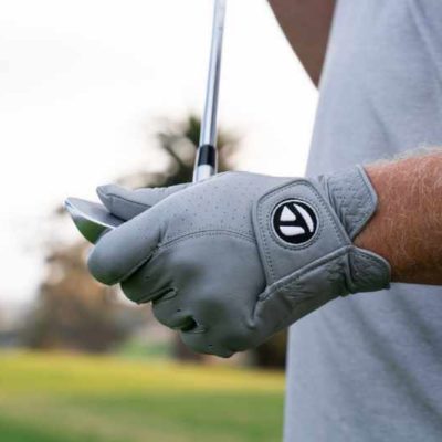 TaylorMade-TP-TourPerformance-Handschuh-Cabretta-Leder-Grau-lifestyle-800x533px