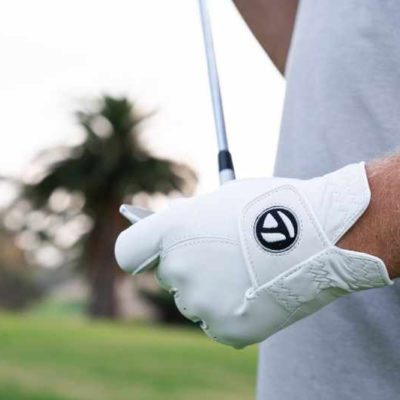 TaylorMade-TP-TourPerformance-Handschuh-Cabretta-Leder-weiss-lifestyle-800x533px